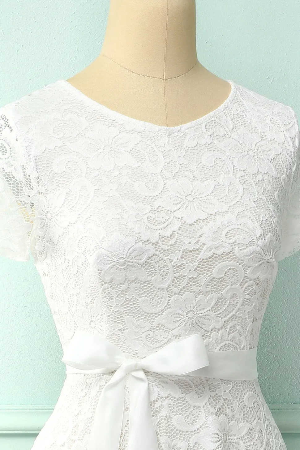 Vestido de renda branca de mangas curtas