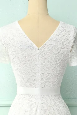 Vestido de renda branca de mangas curtas