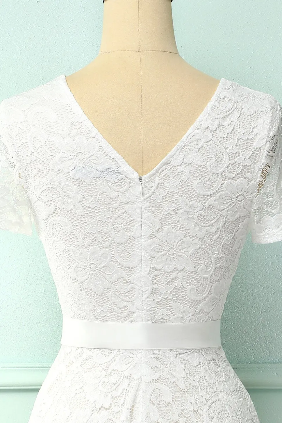 Vestido de renda branca de mangas curtas