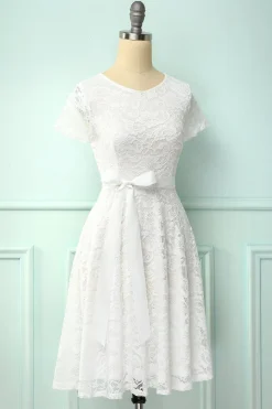 Vestido de renda branca de mangas curtas