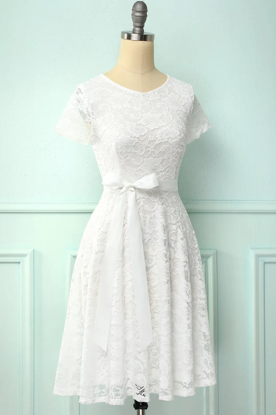 Vestido de renda branca de mangas curtas