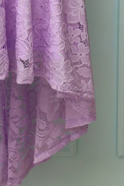 Vestido de renda com decote em v de lavanda