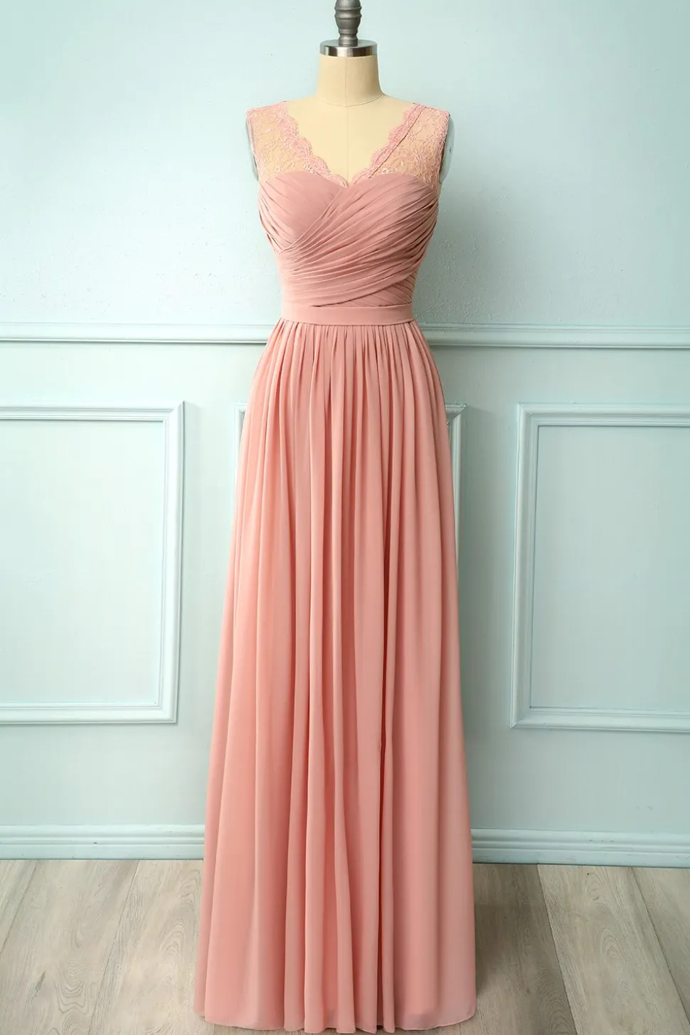 Vestido de renda com folhos
