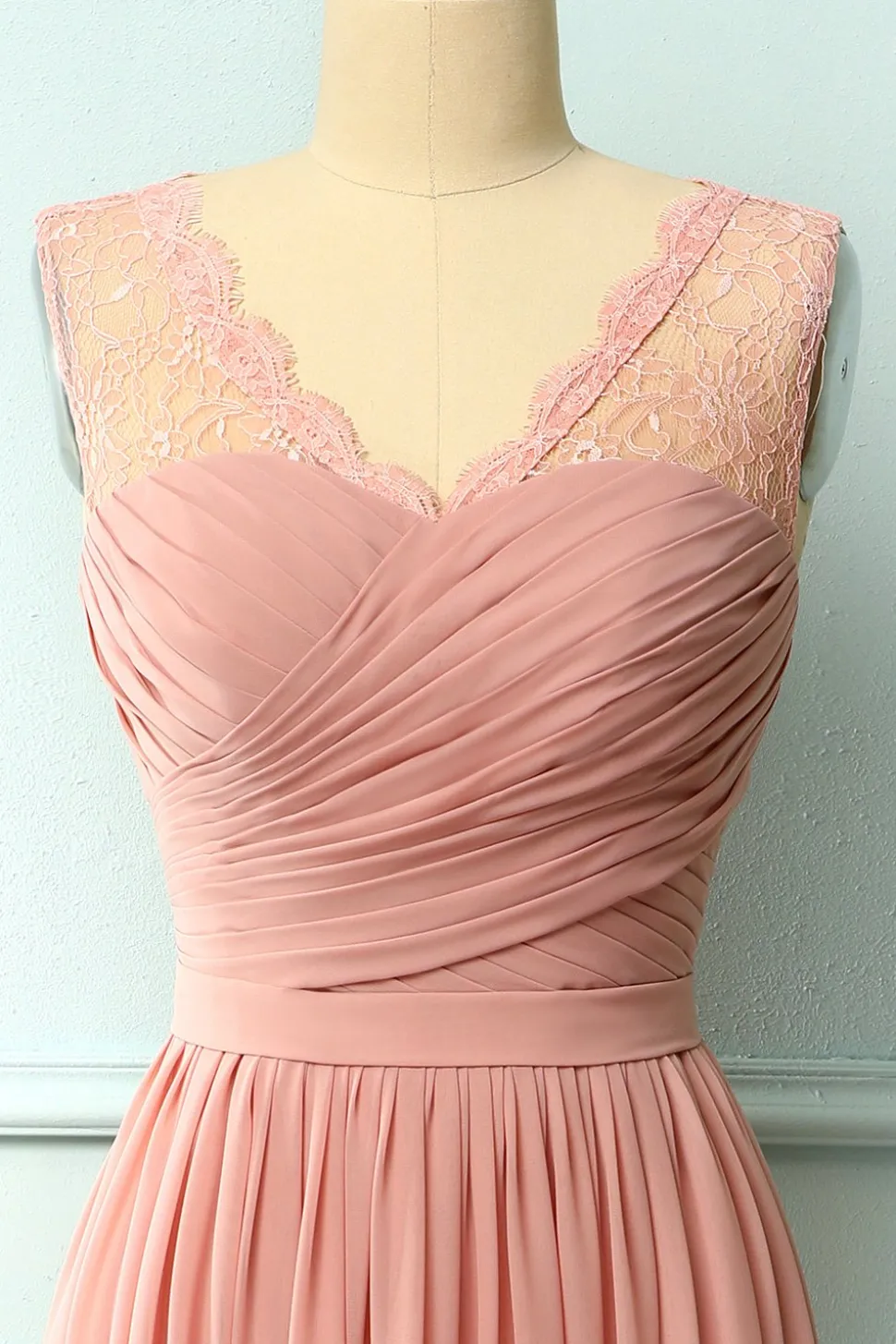 Vestido de renda com folhos