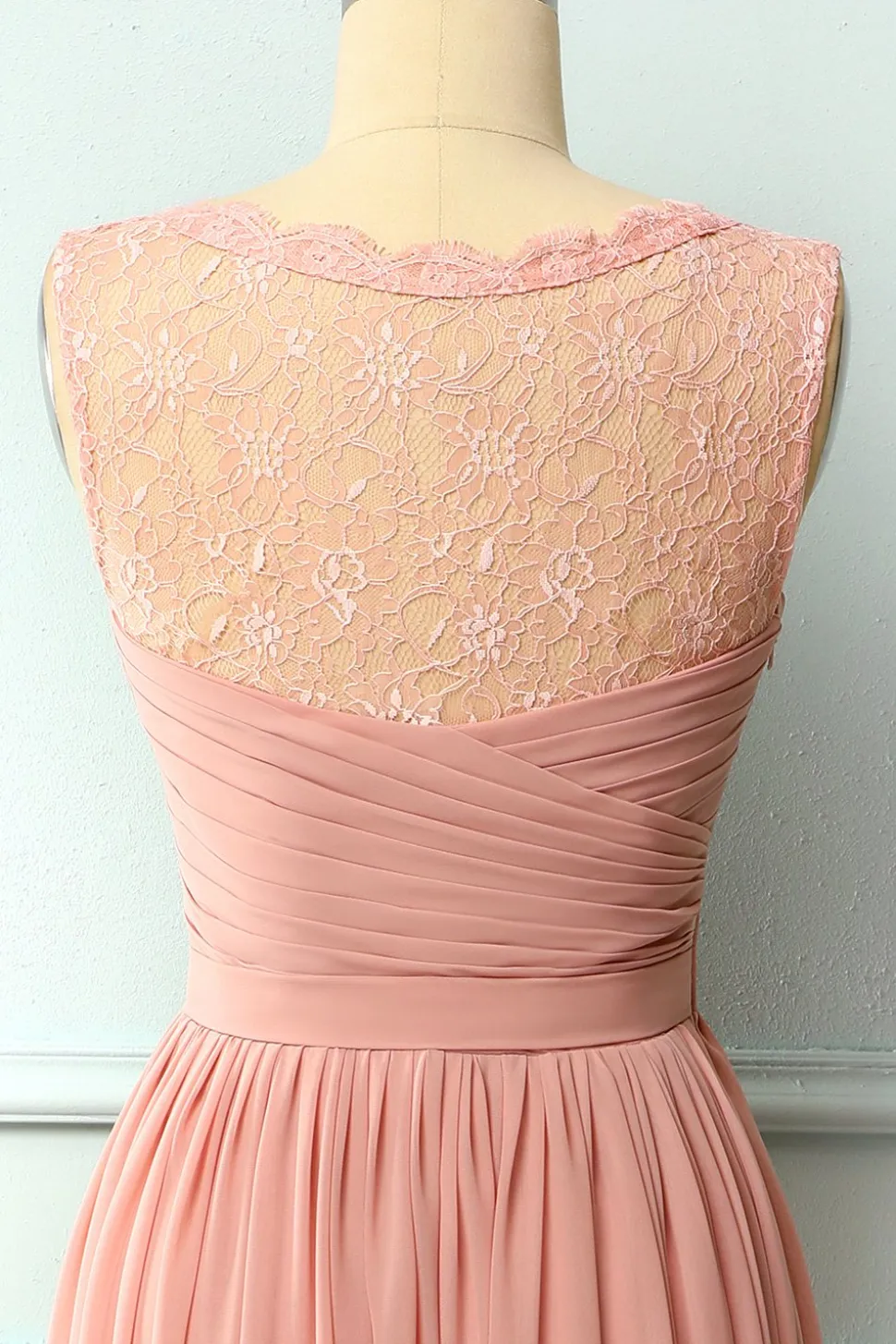 Vestido de renda com folhos