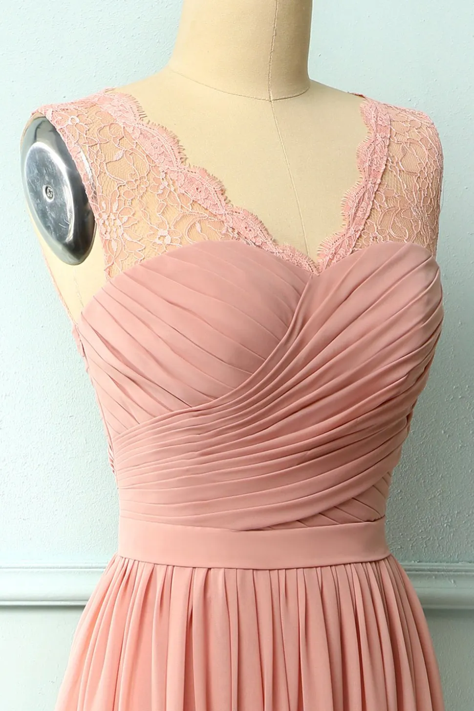 Vestido de renda com folhos