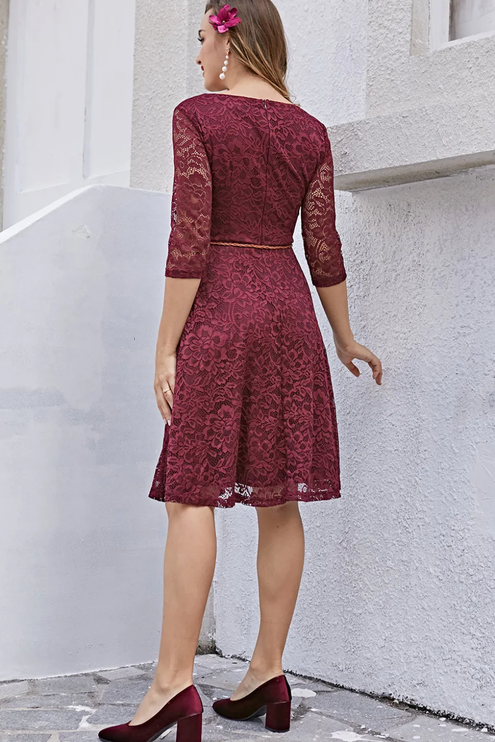 Vestido de renda cor de vinho com mangas 3/4