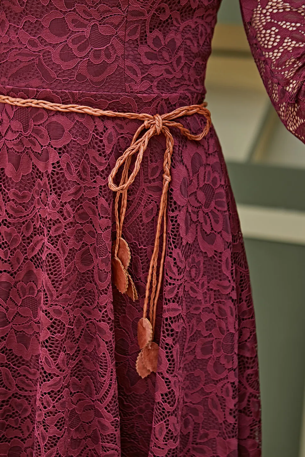 Vestido de renda cor de vinho com mangas 3/4
