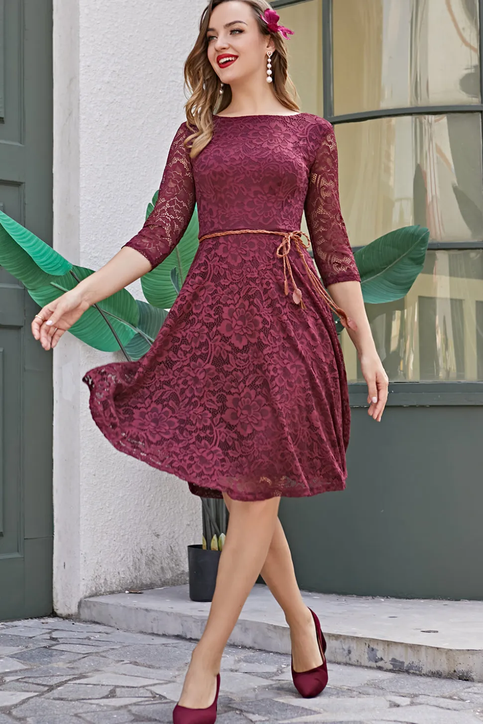 Vestido de renda cor de vinho com mangas 3/4