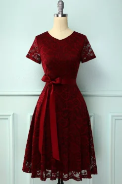 Vestido de renda de mangas curtas cor de vinho