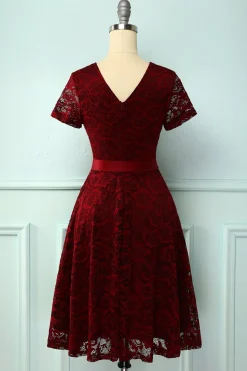 Vestido de renda de mangas curtas cor de vinho