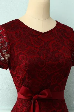 Vestido de renda de mangas curtas cor de vinho