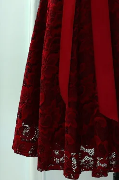 Vestido de renda de mangas curtas cor de vinho