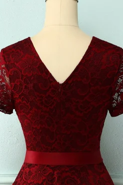 Vestido de renda de mangas curtas cor de vinho