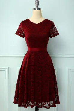 Vestido de renda de mangas curtas cor de vinho