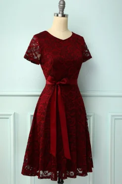 Vestido de renda de mangas curtas cor de vinho