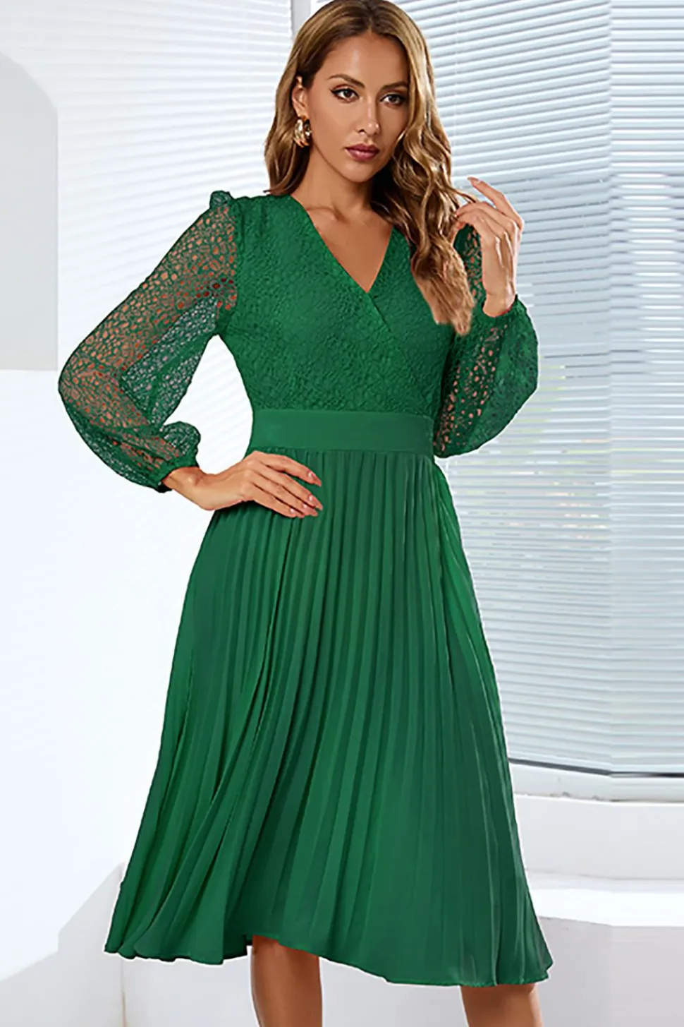 Vestido de renda manga comprida com folhos