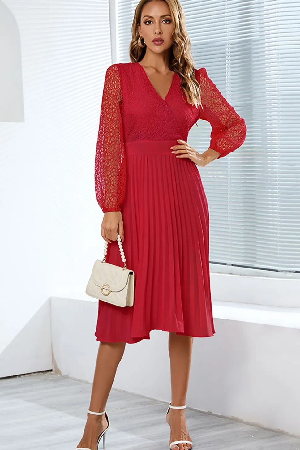 Vestido de renda manga comprida com folhos