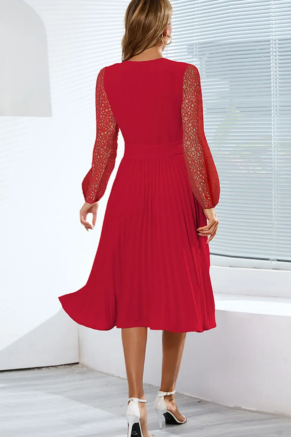 Vestido de renda manga comprida com folhos