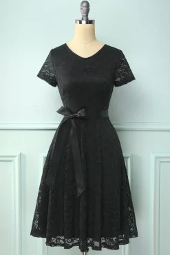 Vestido de renda preto de mangas curtas