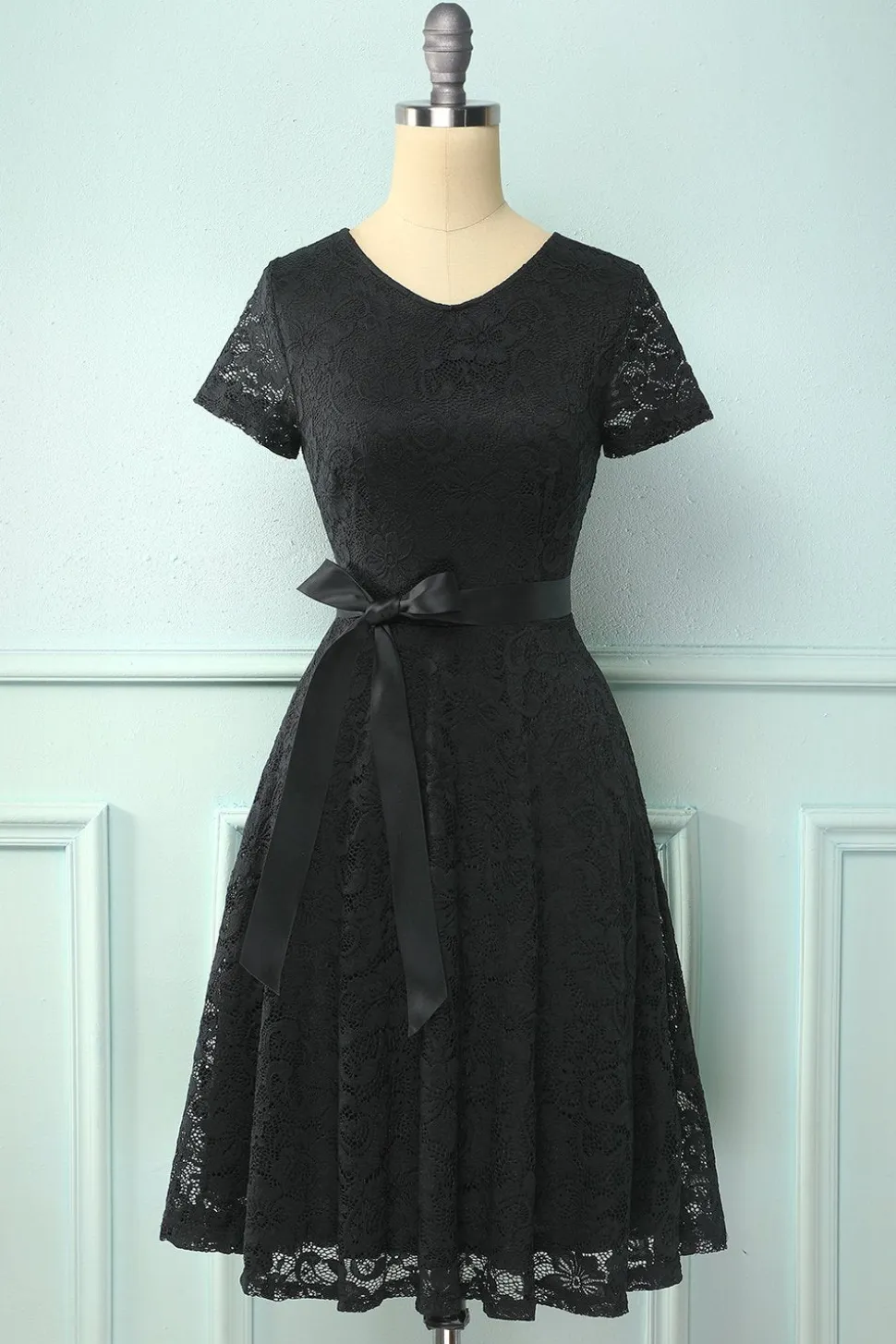Vestido de renda preto de mangas curtas