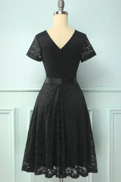Vestido de renda preto de mangas curtas