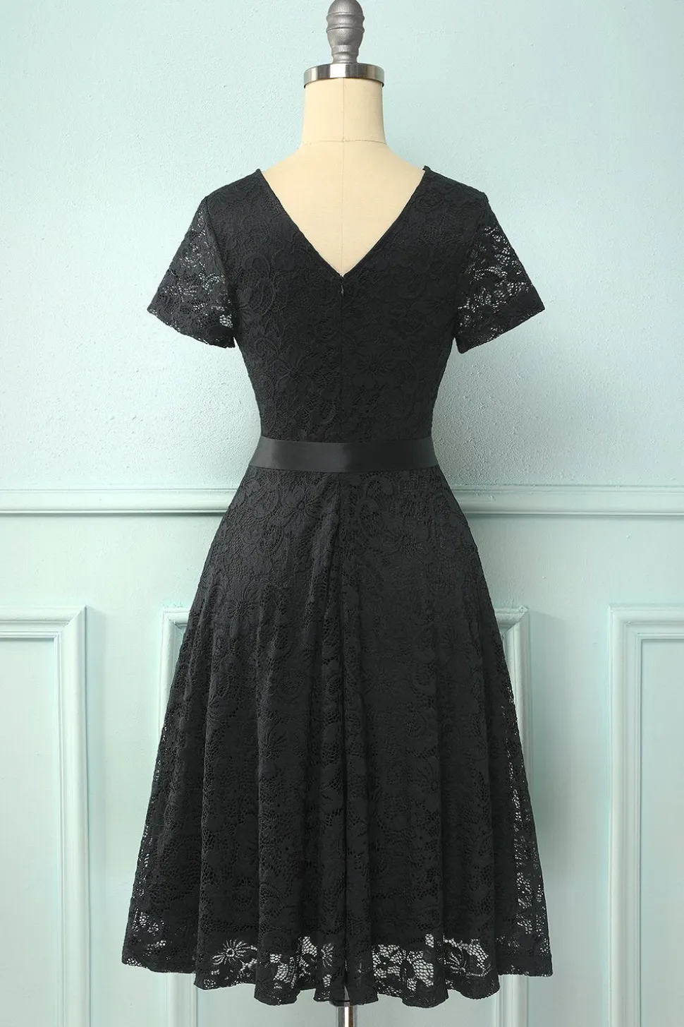 Vestido de renda preto de mangas curtas