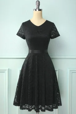 Vestido de renda preto de mangas curtas