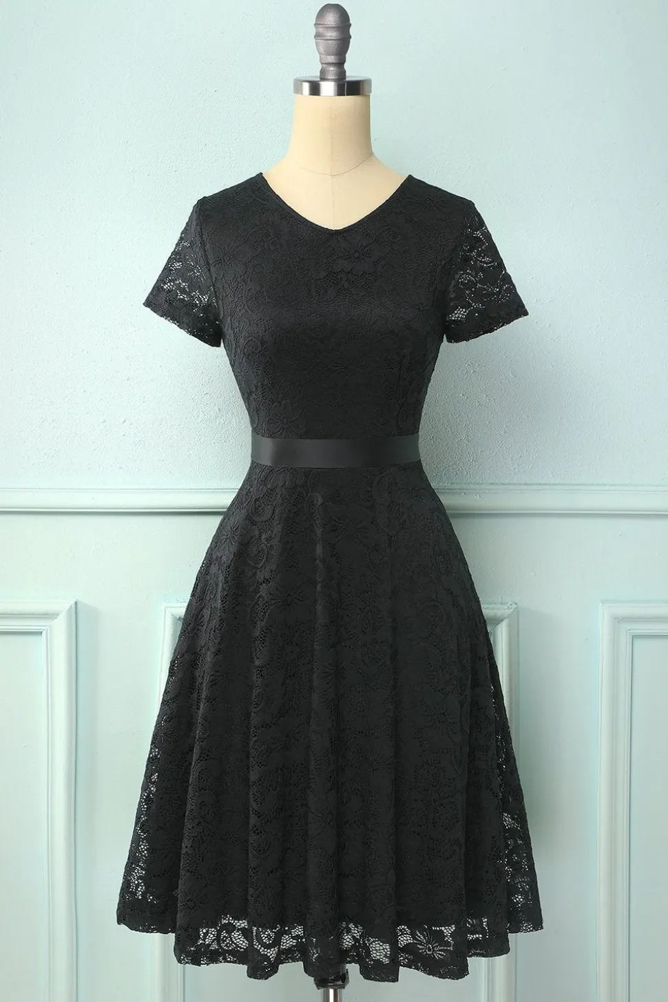 Vestido de renda preto de mangas curtas