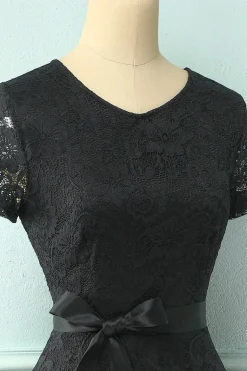 Vestido de renda preto de mangas curtas