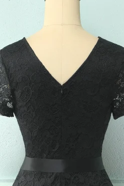 Vestido de renda preto de mangas curtas