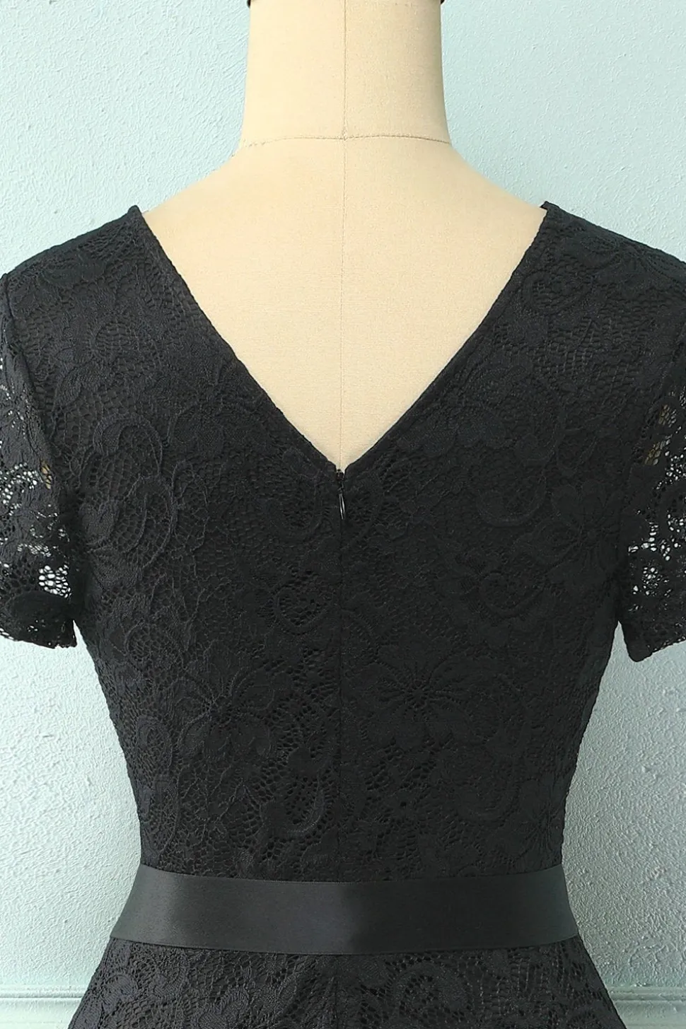 Vestido de renda preto de mangas curtas