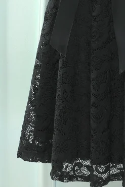 Vestido de renda preto de mangas curtas