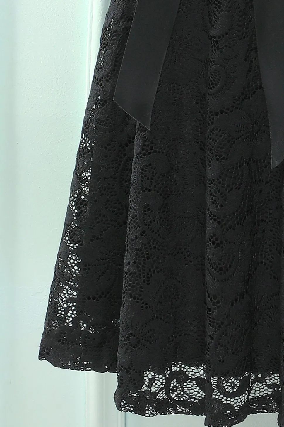 Vestido de renda preto de mangas curtas