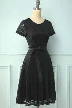 Vestido de renda preto de mangas curtas