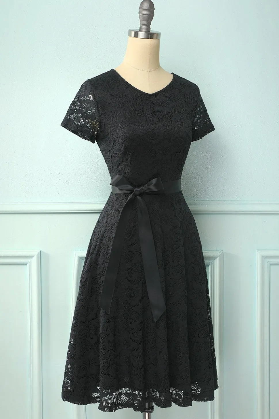 Vestido de renda preto de mangas curtas