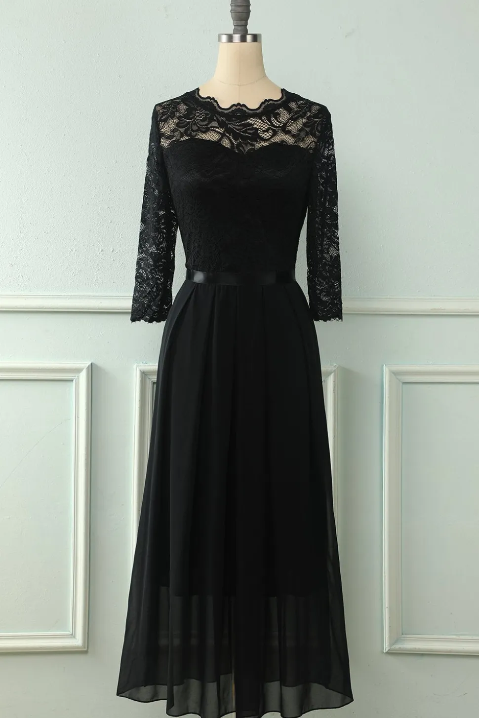Vestido de renda traseira com mangas compridas