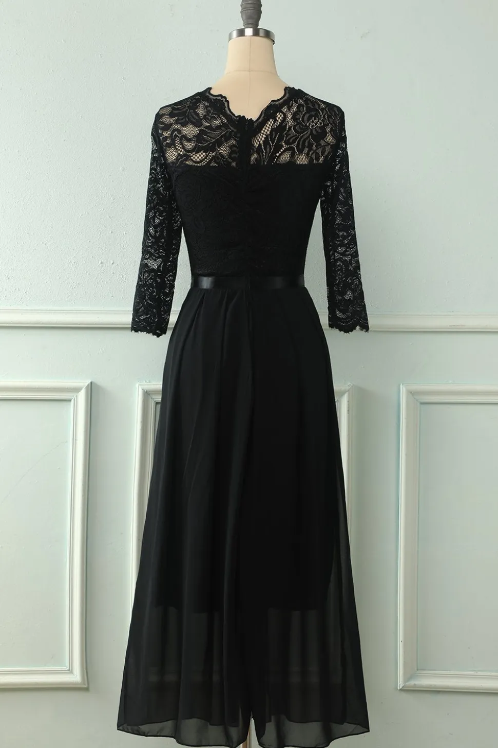 Vestido de renda traseira com mangas compridas