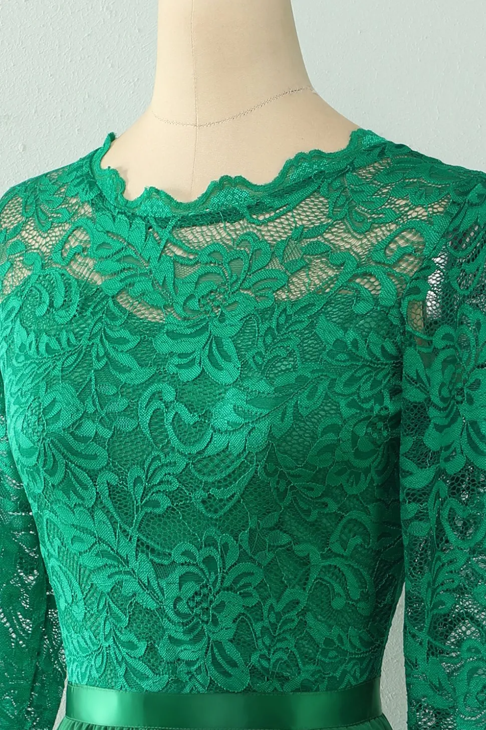 Vestido de renda traseira com mangas compridas