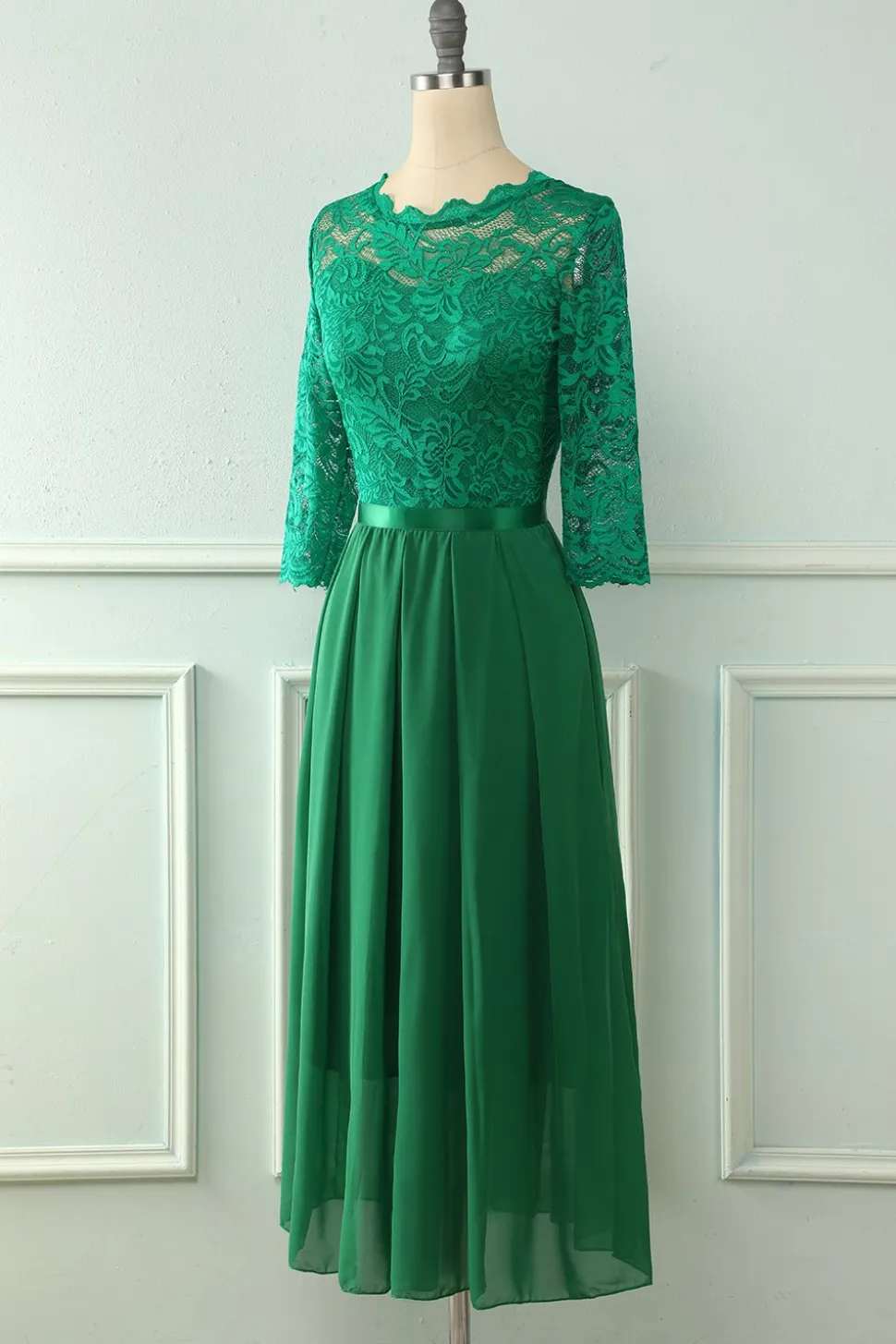 Vestido de renda traseira com mangas compridas