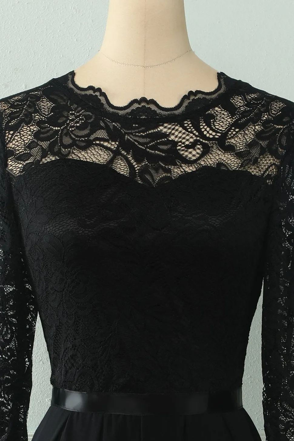 Vestido de renda traseira com mangas compridas