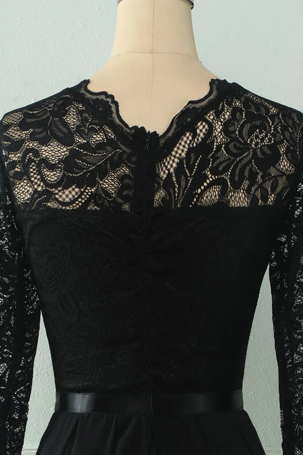 Vestido de renda traseira com mangas compridas