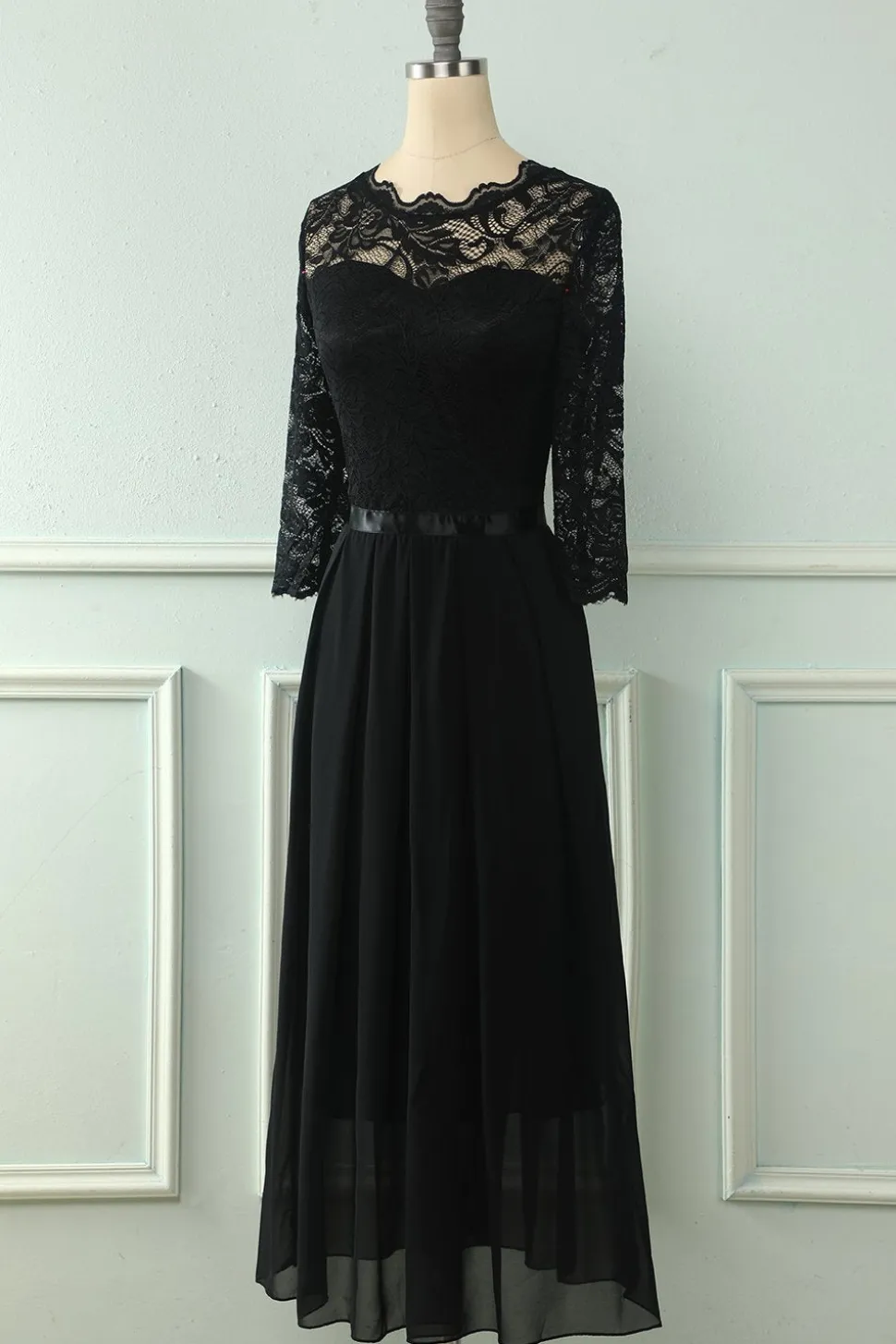 Vestido de renda traseira com mangas compridas