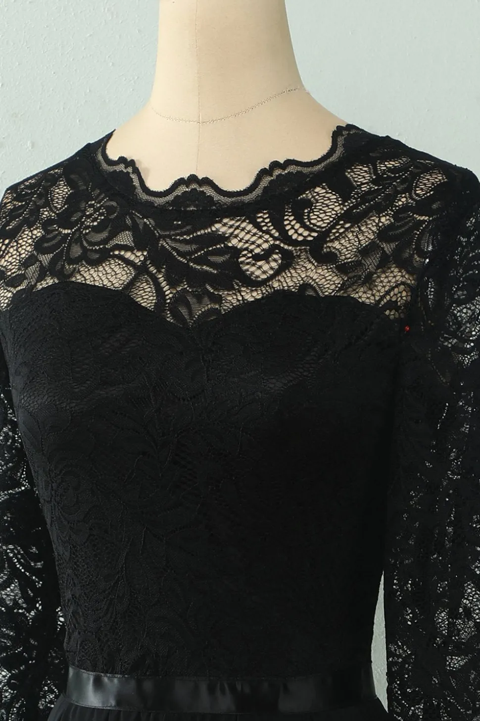 Vestido de renda traseira com mangas compridas