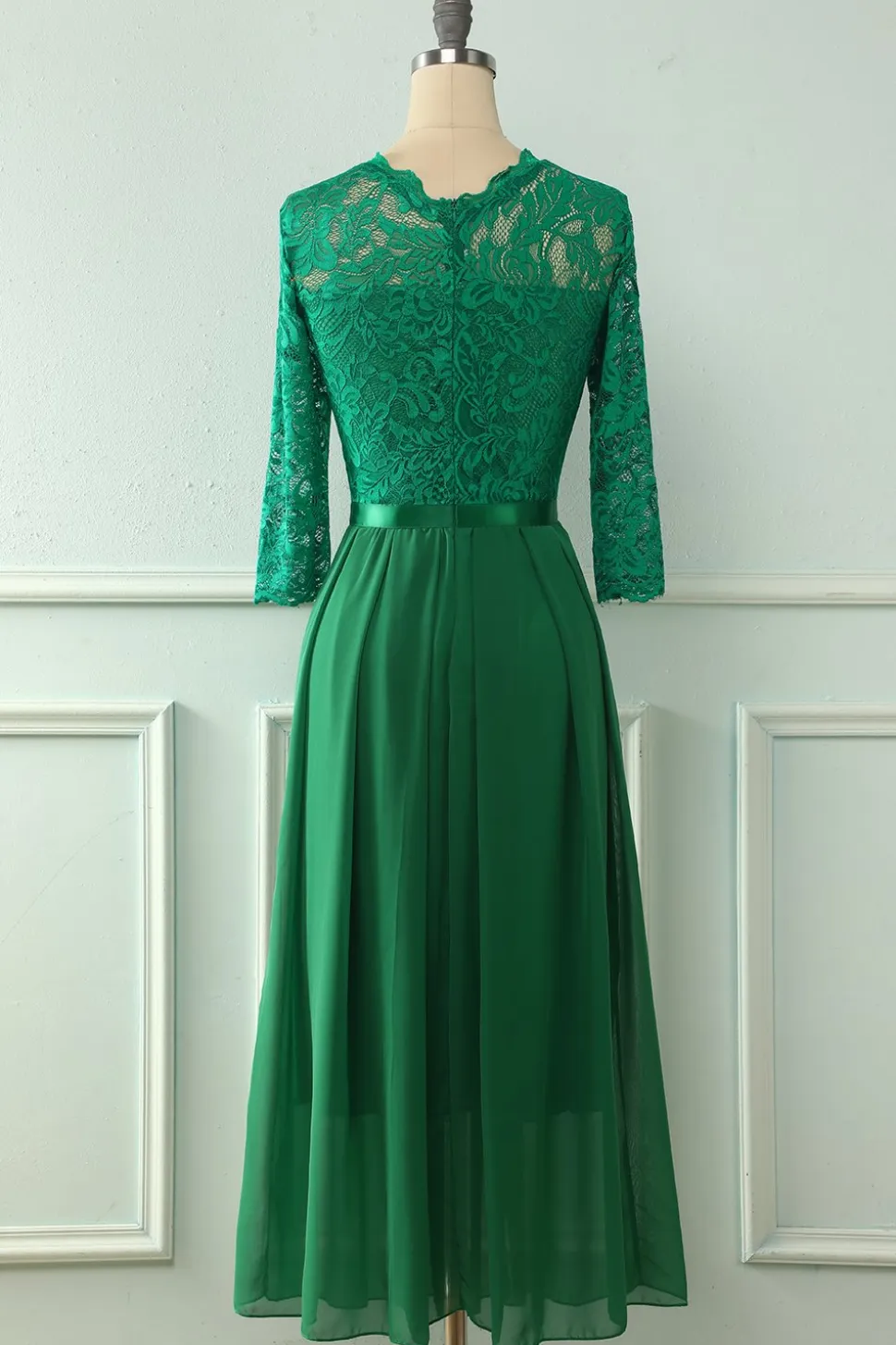Vestido de renda traseira com mangas compridas