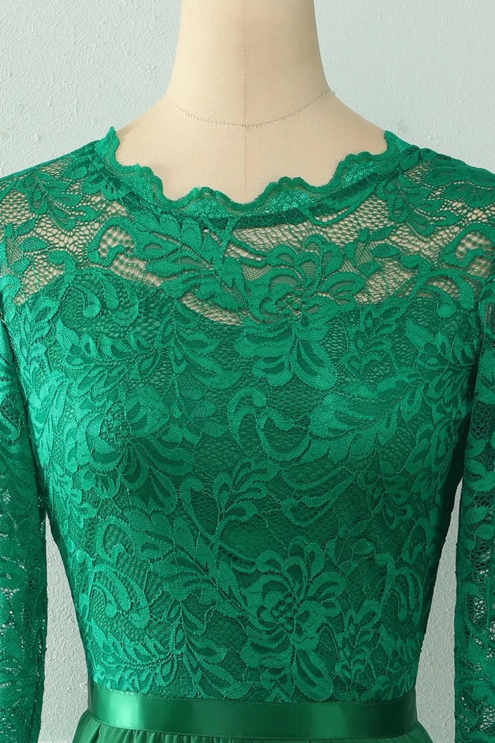 Vestido de renda traseira com mangas compridas