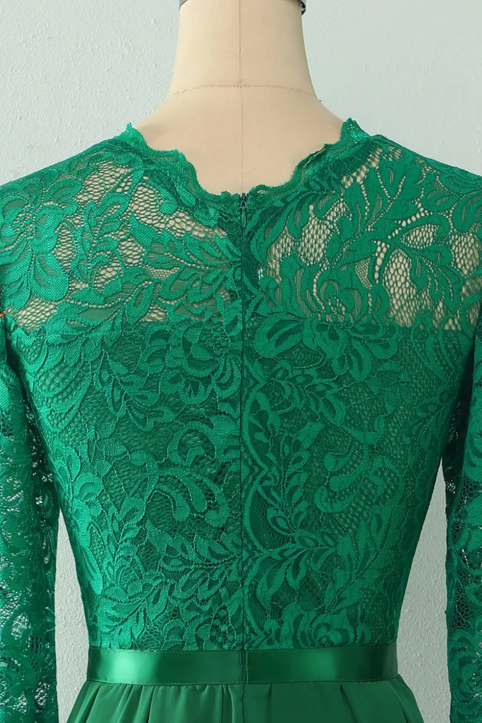 Vestido de renda traseira com mangas compridas