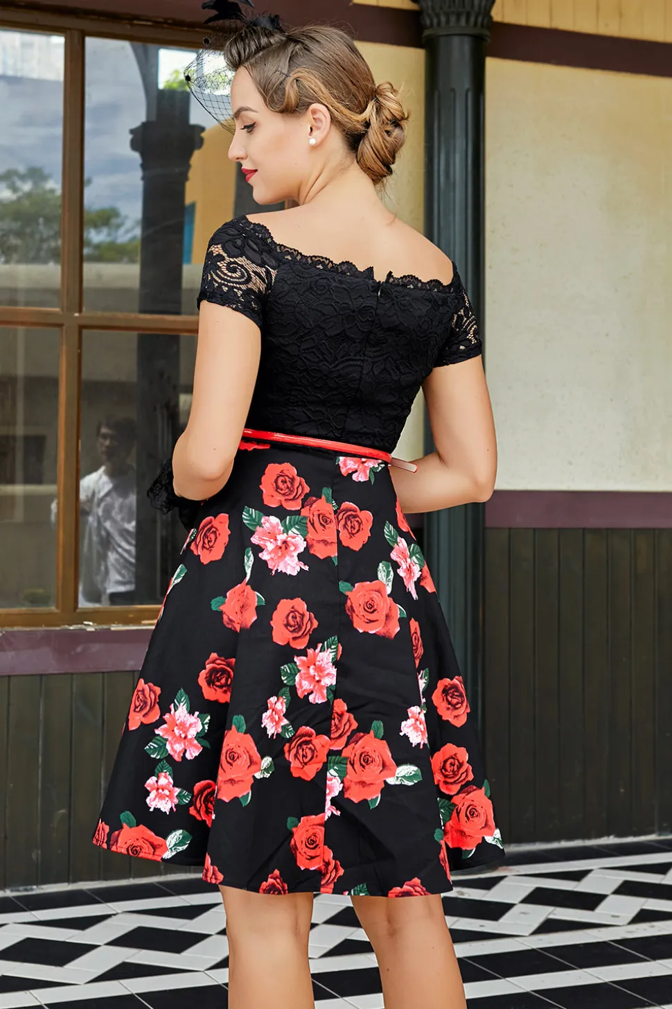 Vestido de retalhos off-ombro