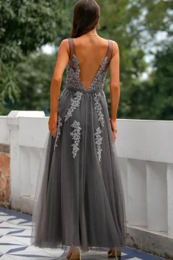 Vestido de tule cinza com apliques