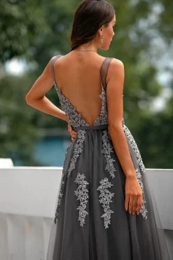 Vestido de tule cinza com apliques